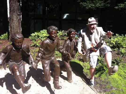 عکس‌های جالبی از گردشگران با مجسمه‌ها