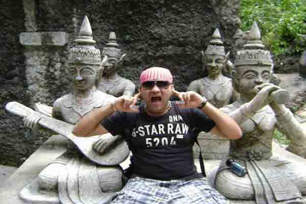 عکس‌های جالبی از گردشگران با مجسمه‌ها