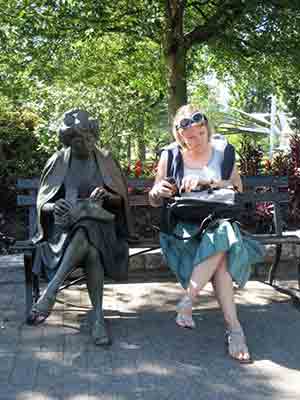 عکس‌های جالبی از گردشگران با مجسمه‌ها