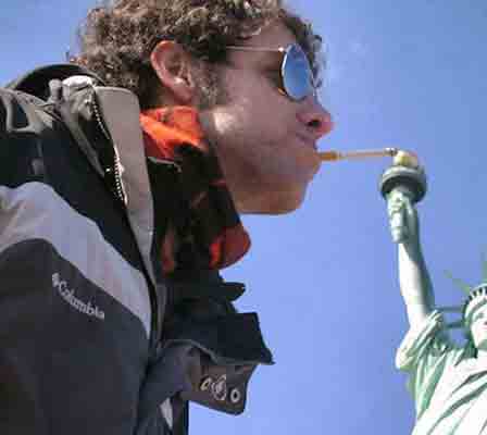 عکس‌های جالبی از گردشگران با مجسمه‌ها