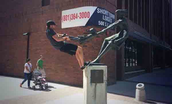 عکس‌های جالبی از گردشگران با مجسمه‌ها