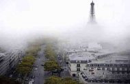عکس/ نمایی زیبا از پاریس و برج ایفل در مه