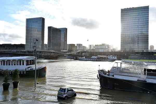 بالا آمدن رود سن زندگی در پاریس را مختل کرد