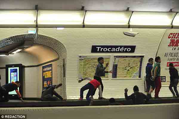 کودکان جیب بر متروی پاریس | مراقب کودکان جیب بر متروی پاریس باشید