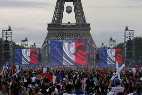 فینال جام جهانی فوتبال در زیر برج ایفل | تماشای جمعی فینال جام جهانی در زیر برج ایفل