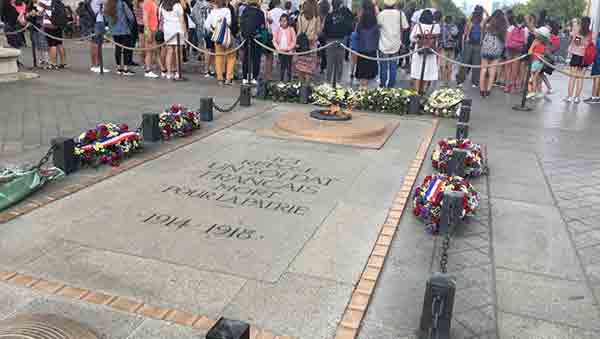 قبر سرباز گمنام در میدان شارل دو گل پاریس