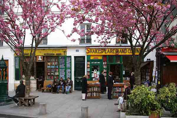 کتابفروشی شکسپیر و شرکا در پاریس | مشهورترین کتابفروشی آمریکائی در پاریس