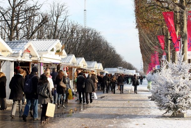121835_le-village-de-noel-des-champs-elysees