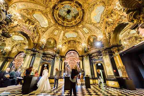 visiteurs-dans-salle-colonnes