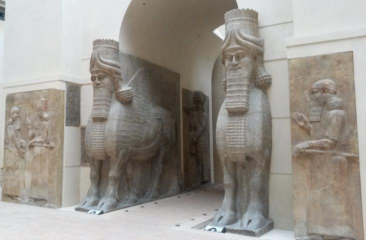 گاو بالدار با سر انسان (لاماسو)